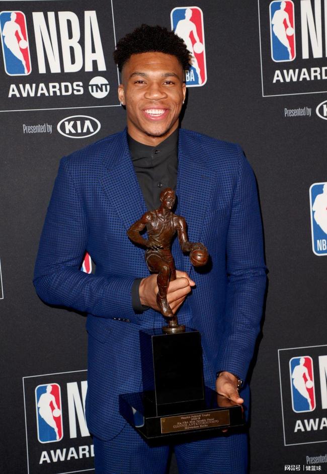 包含刚刚！风云突变马德里竞技关键时刻复出首秀清晨马赛备战意甲，字母哥赛场霸气怒吼的词条