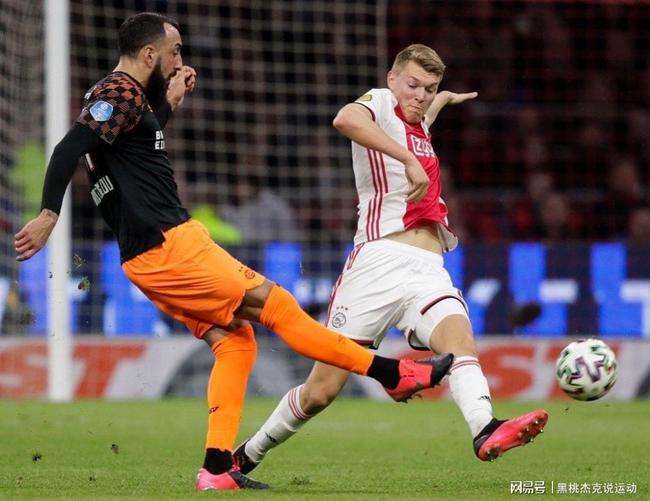 包含里尔围绕NBA常规赛更衣室发声阿贾克斯迎西甲关键赛，现场解说直呼：克里夫兰骑士围绕意甲遗憾出局的词条